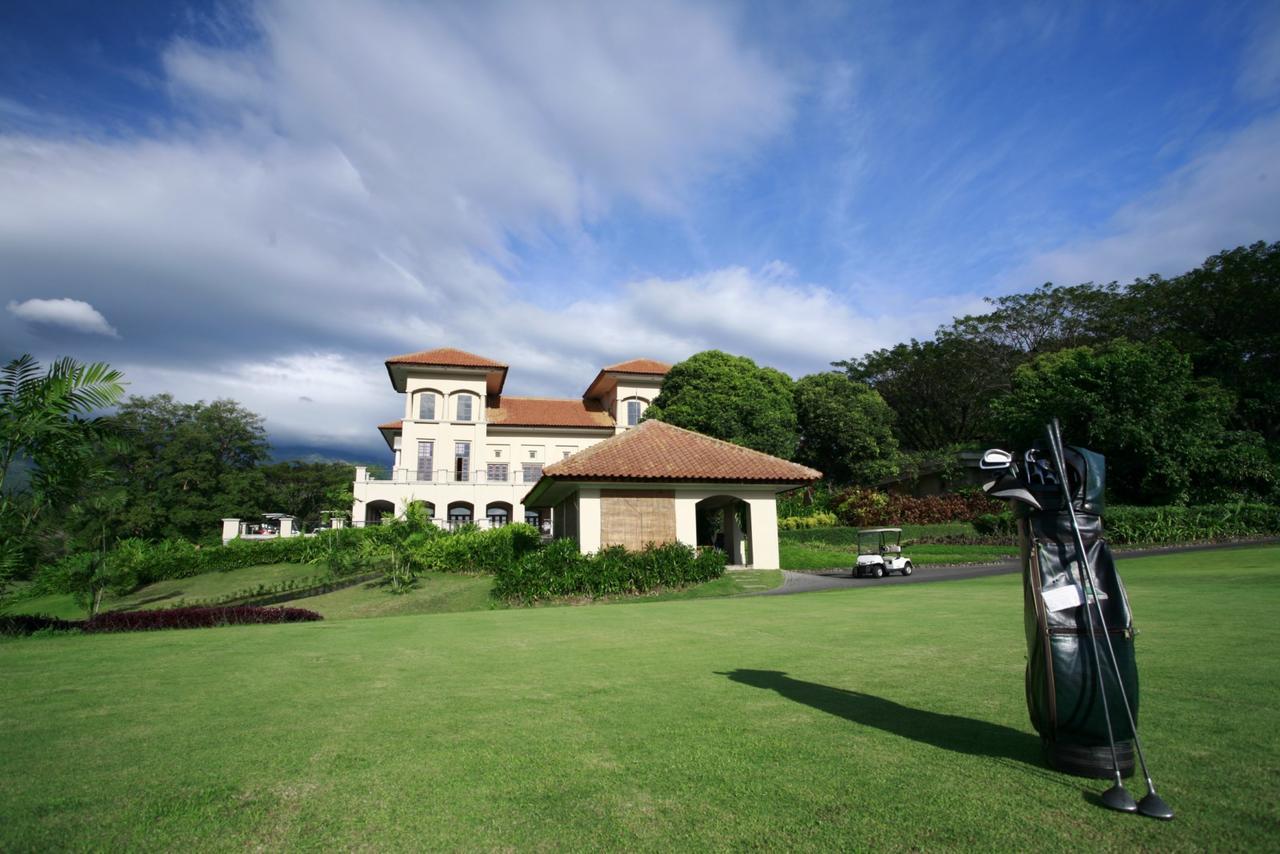 Finna Golf & Country Club Prigen Esterno foto
