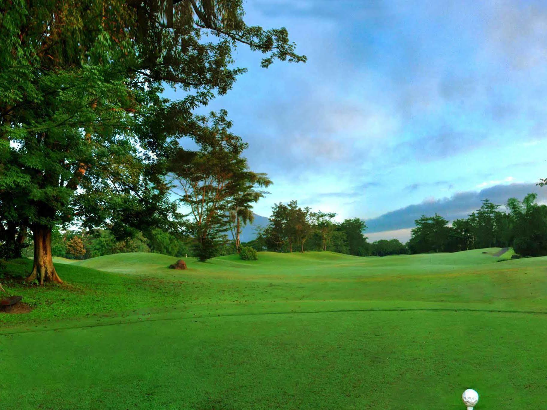 Finna Golf & Country Club Prigen Esterno foto